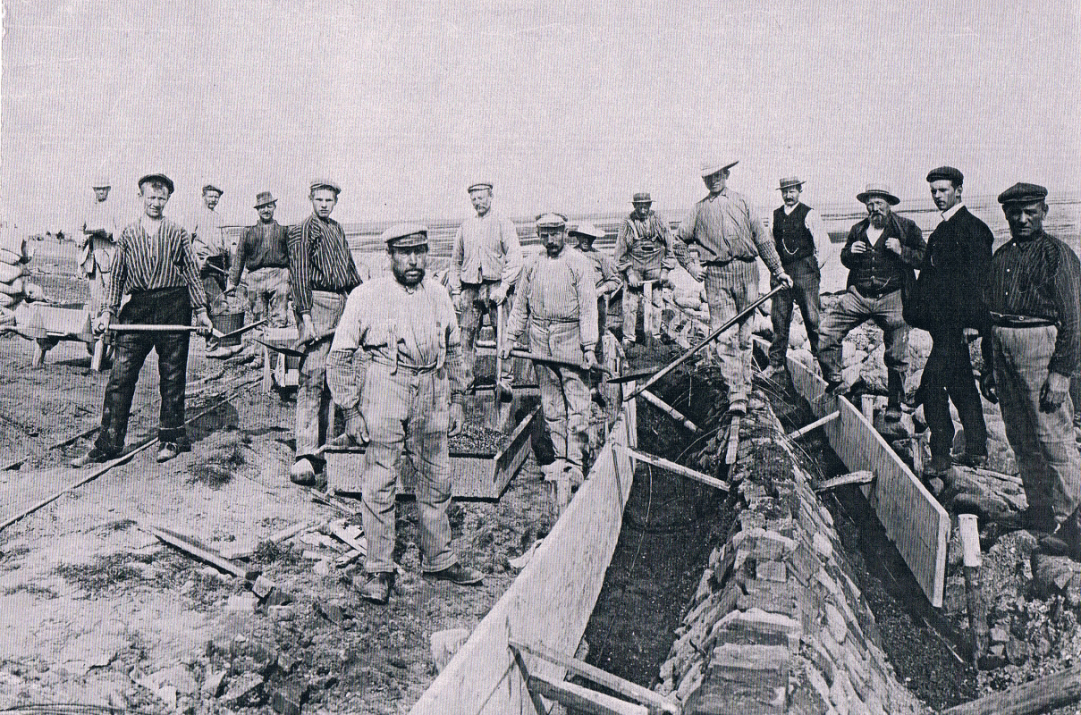 pieter swieringa aan het werk.
pieter als dijkwerker uiterst rechts.